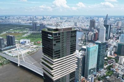 Ngân hàng đầu tiên đặt trụ sở ở trung tâm tài chính, cam kết dòng vốn 2 tỷ USD