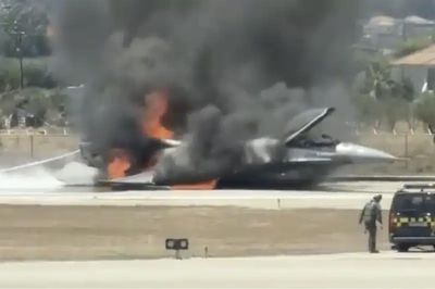 Video cận cảnh F-16 bốc cháy sau pha hạ cánh khẩn cấp bằng bụng