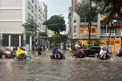 Hà Nội lý giải cảnh ngập cục bộ một số tuyến đường sau nửa giờ mưa lớn