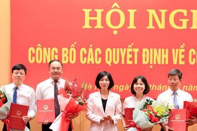Đảng ủy HĐND thành phố Hà Nội trao các quyết định về công tác Đảng