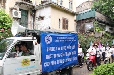 Phường Hoàn Kiếm tuyên truyền lưu động hưởng ứng Ngày Dân số thế giới