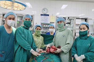 Người phụ nữ 42 tuổi mang khối u xơ tử cung nặng 3,5 kg suốt nhiều năm vì chủ quan không tái khám