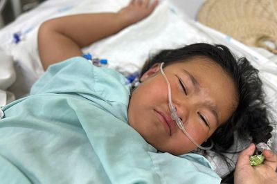 MS 1097: Bé gái 7 tuổi nguy kịch vì bị tường đổ đè trúng người cần sự giúp đỡ để vượt qua ca điều trị nặng