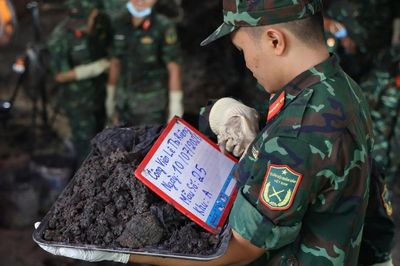 Xúc động chứng kiến hài cốt liệt sĩ nằm chồng lên nhau tại Công viên Lê Thị Riêng