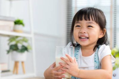 Trẻ uống sữa hạt thay sữa bò có thể thiếu dưỡng chất cho tăng trưởng chiều cao