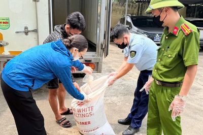 Tài xế chở gần nửa tấn lòng lợn bốc mùi hôi thối đi tiêu thụ