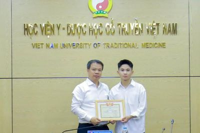 Học viện Y - Dược học cổ truyền Việt Nam khen thưởng kịp thời nam sinh viên cứu người giữa đường