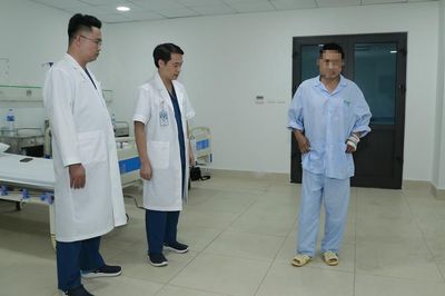 Sau 14 năm đau đớn vì di chứng tai nạn, người đàn ông đã tìm lại bước đi