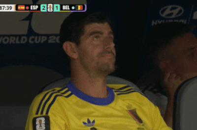 Courtois thất thần nhìn thủ môn MU mắc sai lầm