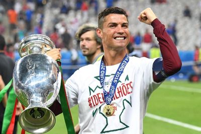Ronaldo đăng ảnh vô địch EURO sau nỗi buồn World Cup