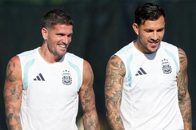 Hai 'vệ sĩ' điển trai của Messi