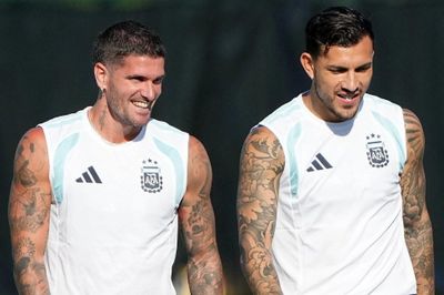 Hai 'vệ sĩ' điển trai của Messi
