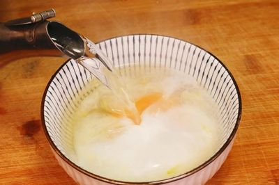Bé 5 tuổi nhập viện sau khi ăn trứng chần nước sôi