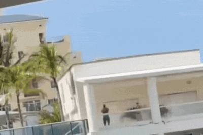 Haaland 'tóm sống' CĐV quay lén mình từ khách sạn