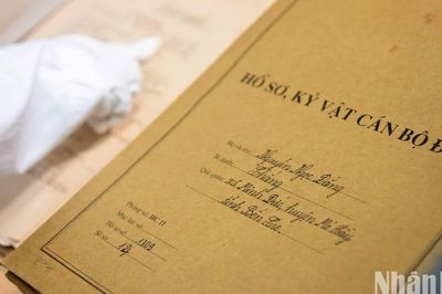 [Ảnh] 'Thanh xuân gửi lại' trong hồ sơ, kỷ vật của những cán bộ đi B