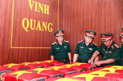 [Ảnh] Đại tướng Nguyễn Trọng Nghĩa dâng hương tưởng niệm các Anh hùng liệt sĩ và kiểm tra công tác tìm kiếm, quy tập hài cốt liệt sĩ tại Thành phố Hồ Chí Minh
