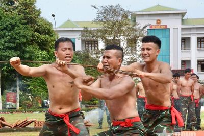 Đặc công khổ luyện thành tài