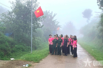 Bàn giao điểm trường và công trình 'Thắp sáng vùng biên' tại xã biên giới Yên Sơn