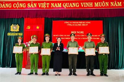 Khen thưởng 1 tập thể và 6 cá nhân Công an xã Phú Thuận