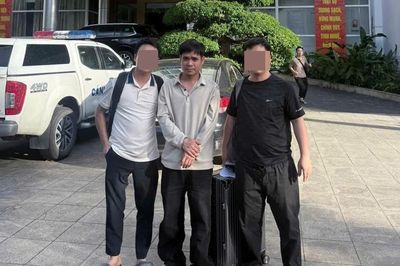 Bắt đối tượng truy nã khi vừa nhập cảnh