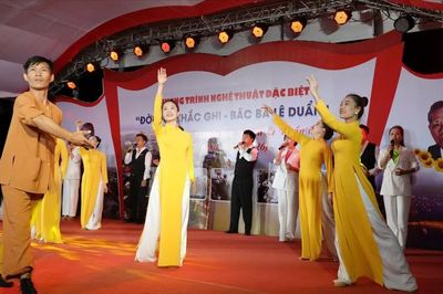 Chương trình nghệ thuật đặc biệt 'Đời đời khắc ghi - Bác Ba Lê Duẩn'
