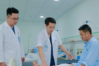 Thay khớp gối toàn phần tái tạo chân biến dạng sau 14 năm di chứng tai nạn