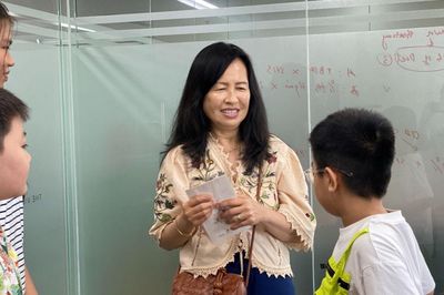 Từ lớp học trực tuyến đến cuộc gặp ngoài đời: Công nghệ mở ra cơ hội, con người tạo nên những kết nối