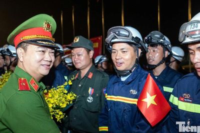 Hình ảnh Đoàn cứu nạn, cứu hộ Việt Nam trở về từ Venezuela