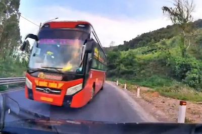 'Hú hồn' cảnh xe khách lấn làn, vượt ẩu trên đèo An Khê