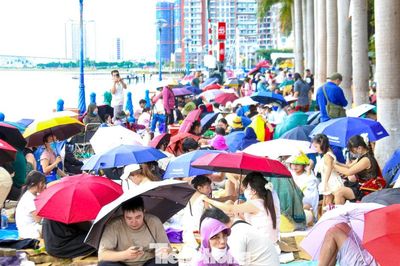 Đông nghịt người 'xí chỗ' xem chung kết pháo hoa Đà Nẵng