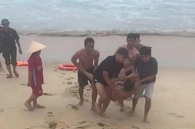 Cứu sống 3 cha con du khách Hà Nội bị sóng cuốn khi tắm biển ở Quảng Ngãi