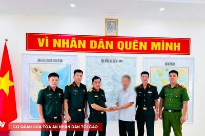 Thiếu tá Quân đội trao trả hơn 200 triệu cho người dân đánh rơi