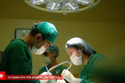 Người bán bún riêu nguy kịch vì bị kính cắt ngang cổ