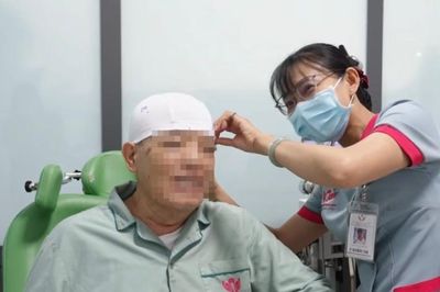 Điều ngỡ ngàng của Việt kiều Mỹ khi về nước chữa trị di chứng đột quỵ