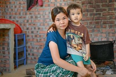 Không còn tiền, gia đình người Tày bất lực để con gái mắc bệnh hiểm nghèo ở nhà