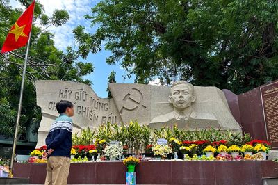 Cảnh đội nắng thắp hương, ngóng chờ tin hài cốt liệt sĩ ở công viên Lê Thị Riêng