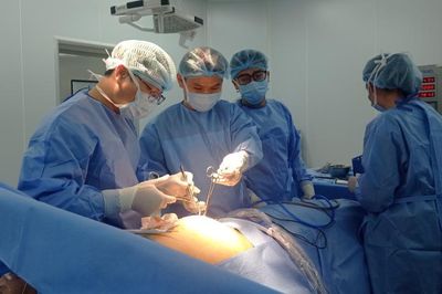 Bác sĩ mổ cấp cứu cụ ông nuốt phải hạt mít