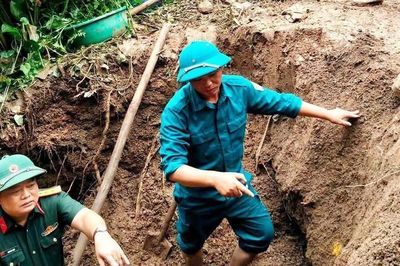 Hố sụt lớn xuất hiện cạnh nhà dân sau mưa lớn ở Sơn La