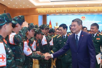 Thủ tướng: Giữa đổ nát, Việt Nam mang đến hy vọng, nghĩa tình