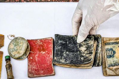 Phát hiện nhiều di vật, ví tiền và ảnh người lính trong mộ liệt sĩ chưa biết tên