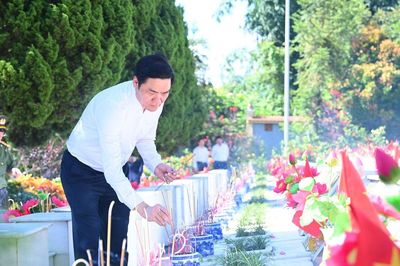 Phó Bí thư Thường trực Tỉnh ủy dâng hương tưởng niệm các Anh hùng liệt sĩ hy sinh tại mặt trận Vị Xuyên