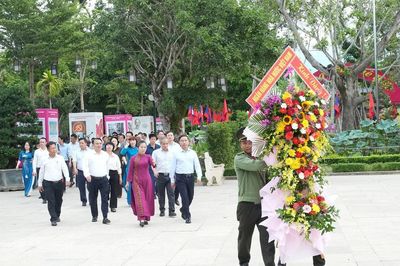 Thống đốc Ngân hàng Nhà nước Việt Nam dâng hương tưởng niệm Chủ tịch Hồ Chí Minh và các Anh hùng liệt sĩ
