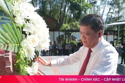 Bí thư Tỉnh ủy Khánh Hòa dâng hương tại Khu di tích Ngã ba Đồng Lộc