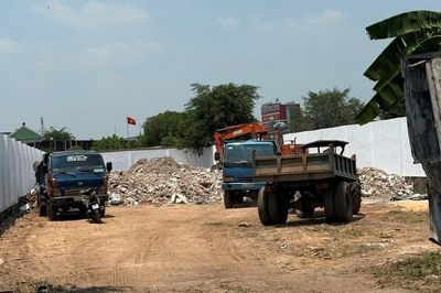 Khởi tố 6 bị can đổ trái phép gần 800 tấn chất thải xây dựng
