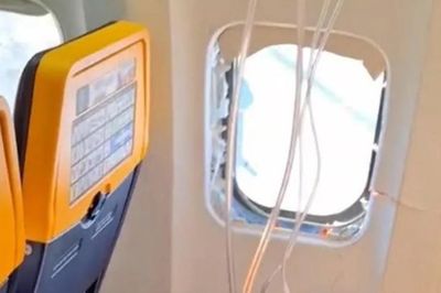 Người đàn ông được vợ cứu sống khi suýt bị hút ra khỏi cửa sổ máy bay