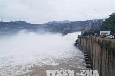 Đảm bảo an toàn hạ du Thủy điện Hòa Bình mở 1 cửa xả đáy