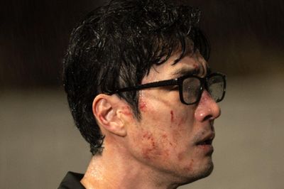 So Ji Sub quỳ gối trong tuyệt vọng ở 'Agent Kim Reactivated'