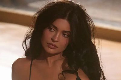 Người mẫu Kylie Jenner khoe vóc dáng nóng bỏng với loạt đồ tắm siêu nhỏ