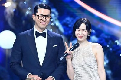 Khán giả phản ứng khi bắt gặp Son Ye Jin và Hyun Bin đi chơi ở Mỹ