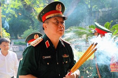 Đại tướng Nguyễn Trọng Nghĩa dâng hoa, dâng hương và kiểm tra công tác tìm kiếm, quy tập hài cốt liệt sĩ